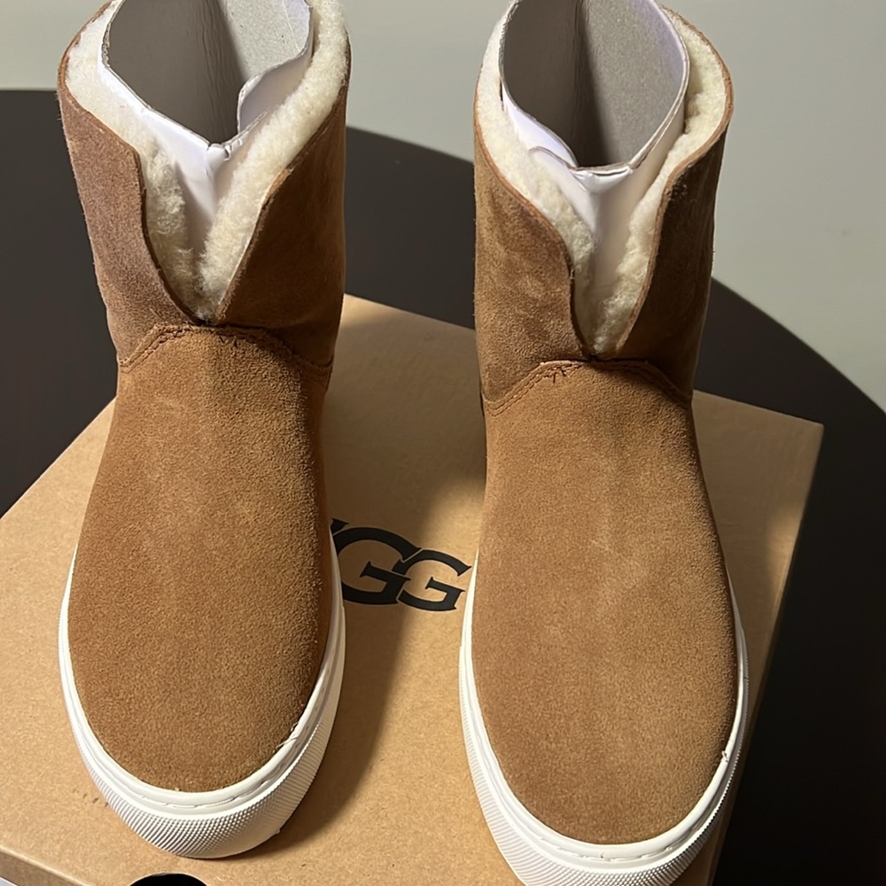 UGG Women's Lynus Sneaker Size 5 - Picture 4 of 7